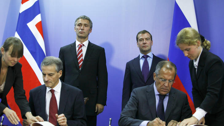 STORPOLITIKK: Delelinjeavtalen ble undertegnet i Murmansk og 2010.
Russland utenriksminister Sergej Lavrov (th) og hans norske kollega Jonas Gahr Støre signerte avtalen, statsminister Jens Stoltenberg (tv) og Russlands president Dimitrij Medvedev fulgte med.
Foto: Sara Johannessen / Scanpix STORPOLITIKK: Delelinjeavtalen ble undertegnet i Murmansk og 2010.
Russland utenriksminister Sergej Lavrov (th) og hans norske kollega Jonas Gahr Støre signerte avtalen, statsminister Jens Stoltenberg (tv) og Russlands president Dimitrij Medvedev fulgte med.
Foto: Sara Johannessen / Scanpix