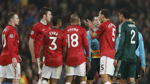 SARKASTISK: United-stopper Rio Ferdinand klappet sarkastisk foran ansiktet p� dommeren. Foto: PHIL NOBLE, REUTERS / NTB SCANPIX