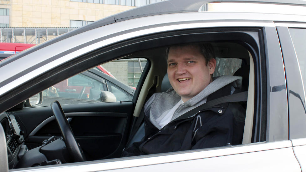 HAR TEKSTET I FART: J�rgen Eriksen (32) innr�mmer � ha tastet p� mobilen mens han har f�rt bil, men bedyrer at det ikke forekommer ofte, og alltid i lav fart. Foto: BREDE LIE REIME / DAGBLADET