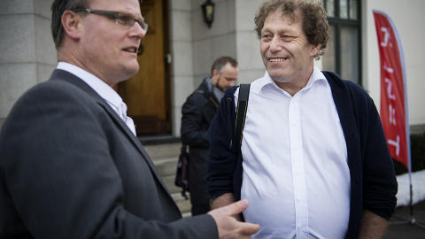 IMPONERT:  Bellona-leder, Fredrick Hauge, er sv�rt begeistrert over el-biler. - Denne bilen er revolusjonerende. Det er den f�rste el-bilen som er en ordentlig bil, og den er helt klart mye bedre enn de andre el-bilene. Jeg er sikker p� at den kommer til � bli en av de mest kj�pte bilene i Norge, sier han. Foto: Benjamin A. Ward