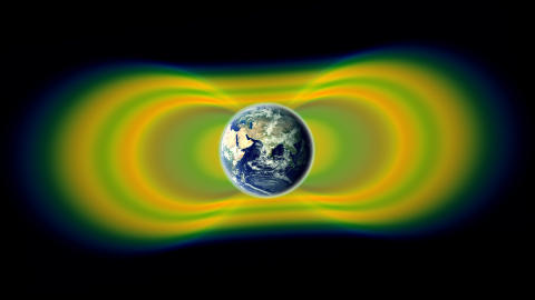NY VITEN: Forskerne visste fra før at strålebeltene rundt jorda krymper og utvider seg som en reaksjon på energi fra sola. Men de vet ikke hvordan. Foto: Nasa NY VITEN: Forskerne visste fra før at strålebeltene rundt jorda krymper og utvider seg som en reaksjon på energi fra sola. Men de vet ikke hvordan. Foto: Nasa