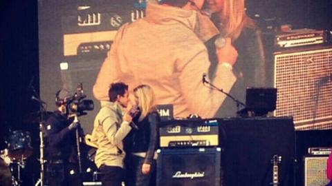 OPPTR�DTE SAMMEN: Her er Adel�n og Eric Saade sammen p� scenen i Drammen. Foto: Privat