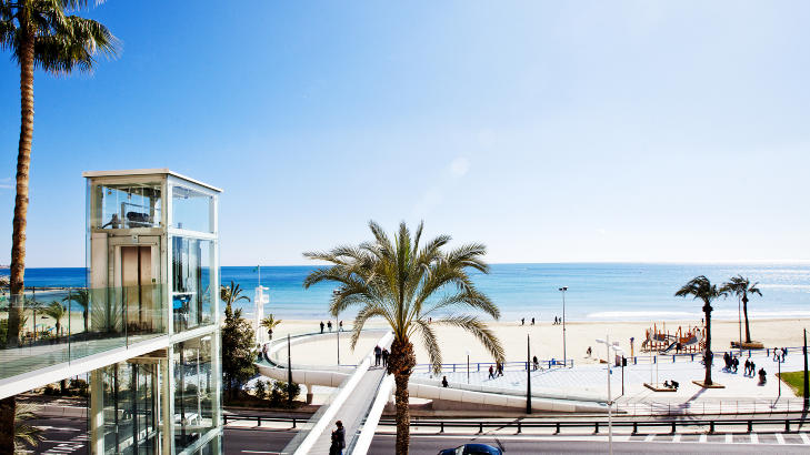 NY ARKITEKTUR: Strandpromenaden i  Alicante er fin, selv om det ikke er bikinisesong helt enn�. Foto: NADIA FRANTSEN