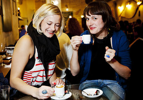 MER ENN CHARTER: Anne Kathrine Fallmyr (t.h.), programleder i NRK Super, og Maren J�rgensen Dahll har funnet ut at Alicante er en fresh storby.  Foto: NADIA FRANTSEN