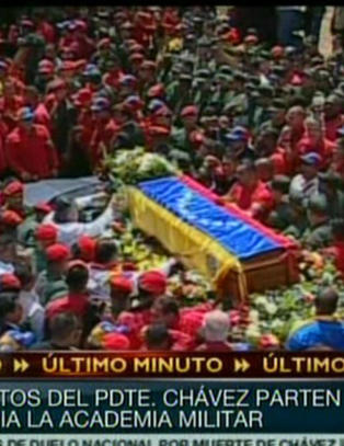 Her f�res Ch�vez' kiste gjennom Caracas' gater