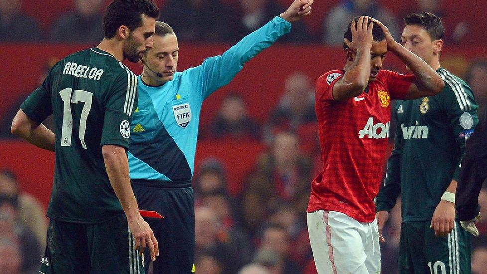 RISIKERER STRAFF: Manchester Uniteds dr�m om � vinne Champions League da Nani (r�dt) m�tte se det r�de kortet etter ca 55 minutter. Etter det scoret Real Madrid to m�l, og vant 2-1. Skuffede spillere nektet � snakke med pressen i etterkant, og risikerer straff fra UEFA. Foto: AFP PHOTO / ANDREW YATES