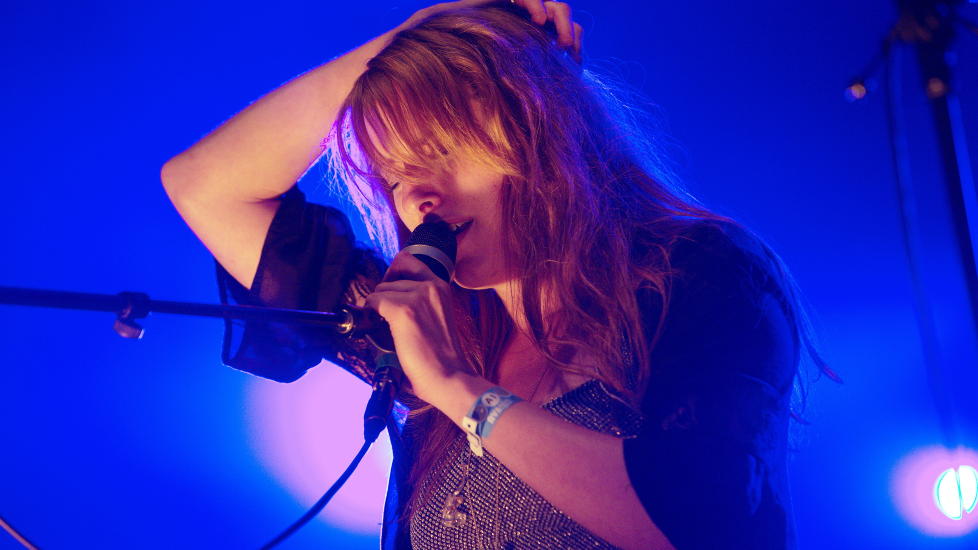 H�RES P� DET HVITE LERRETET:  Susanne Sundf�r blir � h�re i Hollywood-film. Foto: NTB Scanpix