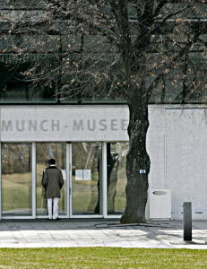 Stiller byr�den til veggs