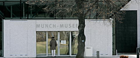 Stiller byr�den til veggs