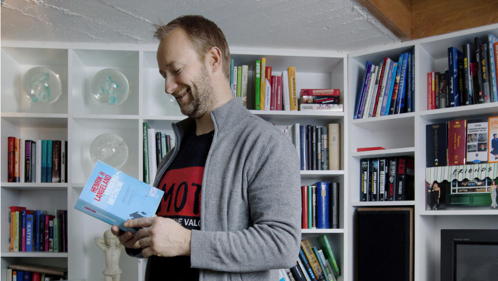 OMGITT AV BARNEB�KER: Kjetil Andr� Aamodt m�tte bli tjue �r gammel f�r han leste ei bok p� eget initiativ. N� leser han h�yt for datteren p� syv og s�nnen p� tre. Foto: Nina Ruud