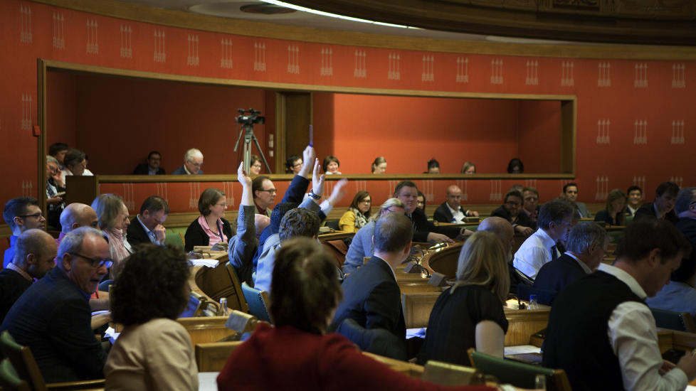 FIRE HENDER FOR AVVIKLING: Oslo bystyre voterer over Frps forslag om � avvikle Oslo Nye Teater. Det ble fire hender i v�ret - fra Carl I. Hagen og hans tre bystyrekumpaner Foto: Anders Gr�nneberg