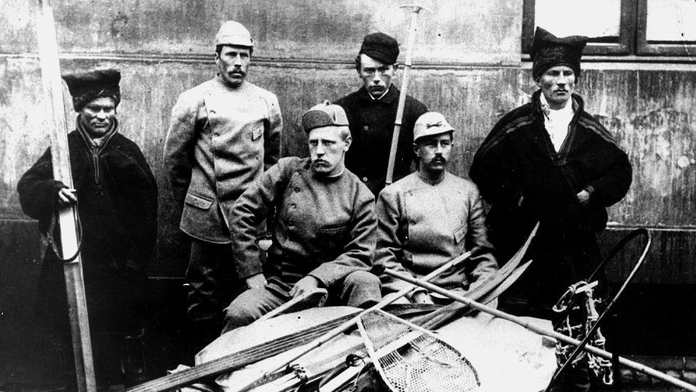 FRIDTJOF NANSEN Her sammen med resten av medlemmene i Nansen-ekspedisjonen som gikk over Gr�nland i 1888. Det fryktes at effekter fra hans ekspedisjoner kan v�re taot. Foto: NTB