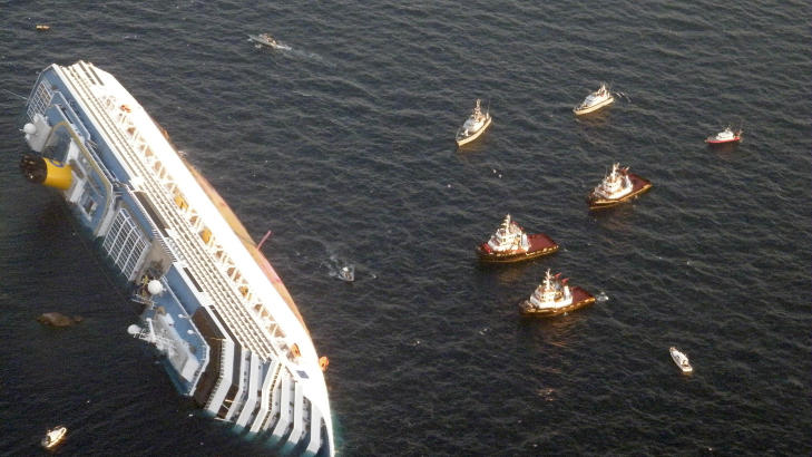 ET KAPPLØP MED TIDEN: Det brøt ut fullt kaos da over 4000 mennesker skulle reddes ut av Costa Concordia. På venstre side av skipet ble det etter hvert umulig å senke ned livbåtene. Foto: Guardia di Finanza / Scanpix ET KAPPLØP MED TIDEN: Det brøt ut fullt kaos da over 4000 mennesker skulle reddes ut av Costa Concordia. På venstre side av skipet ble det etter hvert umulig å senke ned livbåtene. Foto: Guardia di Finanza / Scanpix