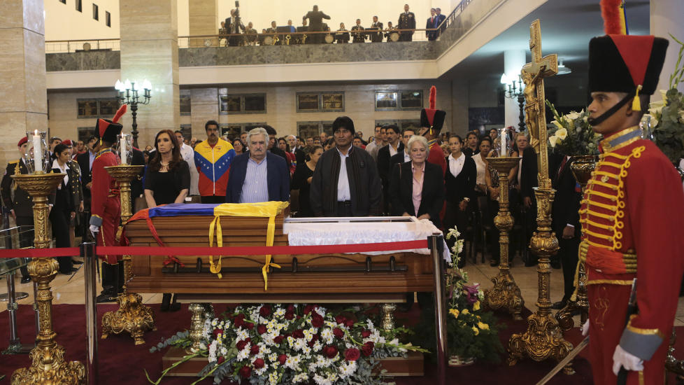 D�D:  Argentinas president  Cristina Fern�ndez (til venstre), President Cristina Fernandez (L), Jos� Mujica fra Uruguay og Bolivias president Evo Morales sto ved siden av kisten til den venezuelanske presidenten Hugo Chavez. Foto: REUTERS / Miraflores Palace / NTB Scanpix