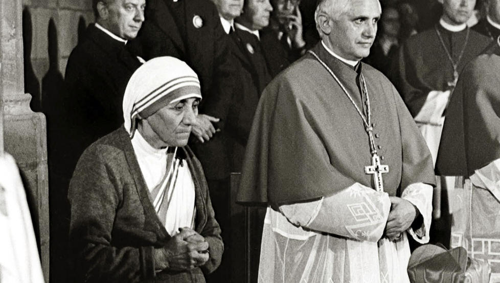 POPUL�R I VATIKANET: Mor Teresa og Joseph Ratzinger, som senere skulle bli pave, fotografert i 1978. Foto: AP / KNA / NTB scanpix