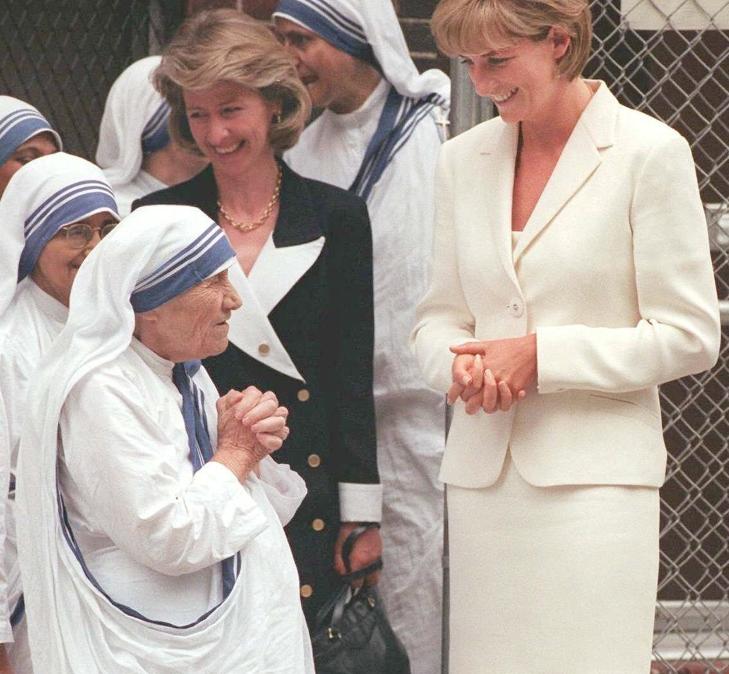 TOPPMØTE: Mor Teresa og prinsesse Diana fotografert i New York i juni 1997. Foto: AP / Bebeto Matthews / NTB scanpix TOPPMØTE: Mor Teresa og prinsesse Diana fotografert i New York i juni 1997. Foto: AP / Bebeto Matthews / NTB scanpix