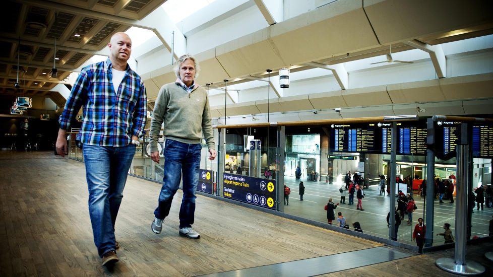 KJENTE TRAKTER: Talentspeiderne Stig Thorbj�rnsen (t.h) og John Vik er speidere for henholdsvis Rosenborg og Molde. De er ute og reiser nesten hele �ret, men m�tes av og til for en kaffe p� Oslo Sentralstasjon. Foto: �istein Norum Monsen / DAGBLADET