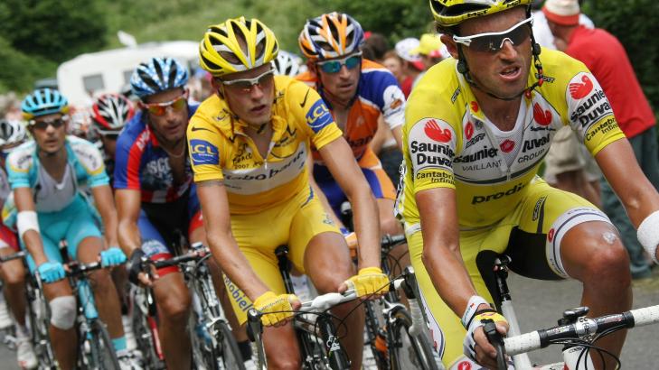 Tidligere lagkamerater: Michael Rasmussen (i gult) og Denis Menchov (bak, i oransje og bl�tt). Foto: AFP PHOTO / FRANCK FIFE