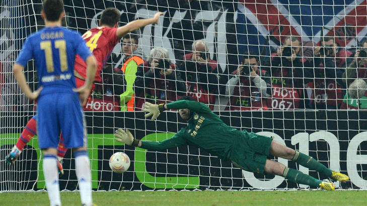 M�L: Raul Rusescu blir matchvinner med denne straffescoringen. Foto: AFP PHOTO / DANIEL MIHAILESCU