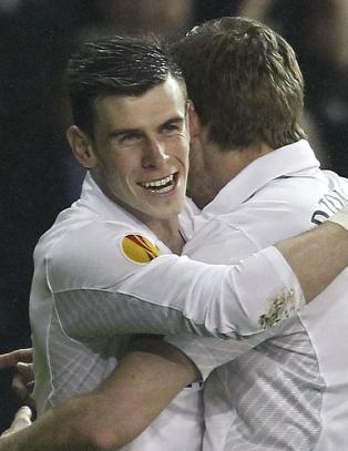 Brennhet Bale med scoring, assist og gult kort for filming