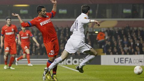 FILMING? Gareth Bale fikk gult kort for filming i denne situasjonen og mister returkampen. Foto: AFP PHOTO / IAN KINGTON