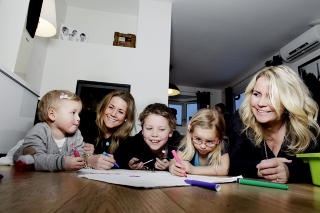 FIREBARNSMAMMA:  Annette legger bort jobben n�r hun kommer hjem til barna Emma (2), Linn (19), Jonas (11)  og Mathea (4)
Foto:KRISTIN SVORTE