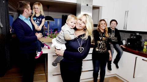 STOR FAMILIE: Annette Skeie Jakobsen og mannen Josteim med barna Mathea (4), Emma (2), Jonas (11) og Linn (19) Foto: KRISTIN SVORTE