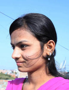 - Jeg ble redd og sint og stakk ham flere ganger med en sikkerhetsn�l jeg hadde festet i kjedet