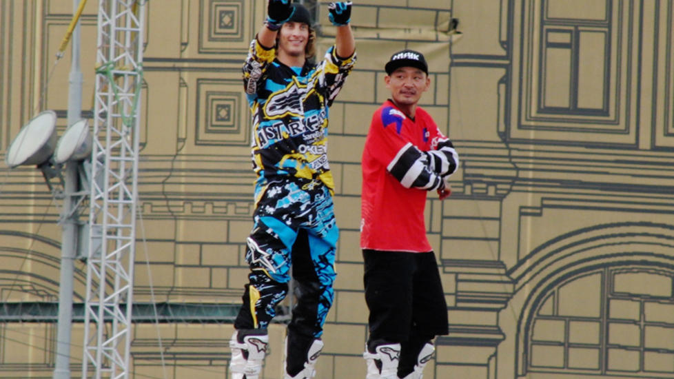 OPPRETTER MINNEFOND: Andr� Villa (t.v.) s�rger etter at kollegaen Eigo Sato (t.h.) d�de etter en treingsulykke. N� oppretter nordmannen et minnefond til st�tte for japanerens familie.