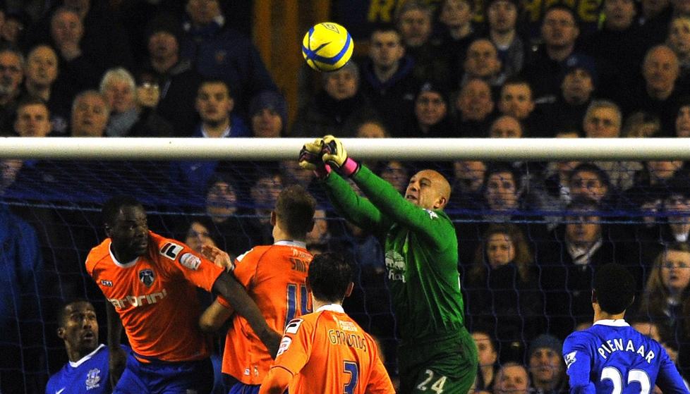 HEROISK: Tim Howard hadde flere viktige inngripener mot slutten av FA-cupkampen mot Oldham 26. februar. Da spilte han med to beinbrudd i ryggen. N� m� han vente lenge p� sin neste kamp. Foto: Paul Ellis / AFP / NTB Scanpix