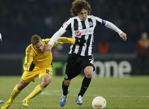 RYGGSKADET: Kampen mot Metalist Kharkiv ble den siste 90-minutteren for Fabricio Coloccini (t.h.) f�r ryggbeinsbruddet. Foto: Gleb Garanich / Reuters / NTB Scanpix
