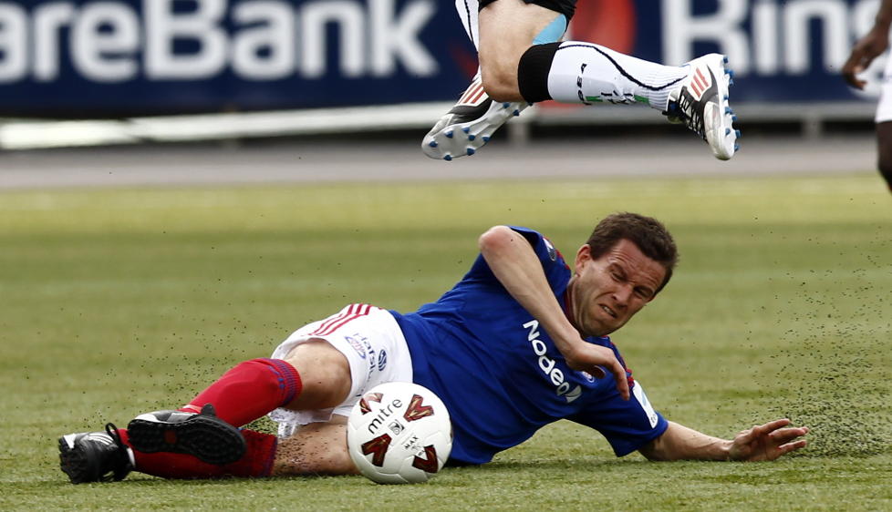 UPOPUL�R PLAST: AKA Arena p� H�nefoss kommer d�rligst ut, og klubben har ingen gladnyhet � komme med til dem som �nsker at kunstdekket skal skiftes. Her er Morten Berre i ferd med � ordne seg noen bremses�r. Foto: Lise �serud / NTB scanpix