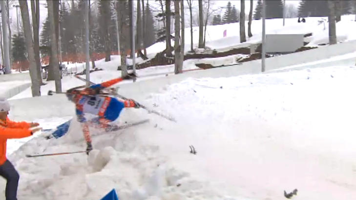 VOLDSOMT FALL: Maxim Tsvetkov svevde flere meter gjennom lufta. Til alt hell ble han bare forsl�tt. Skjermdump: NRK