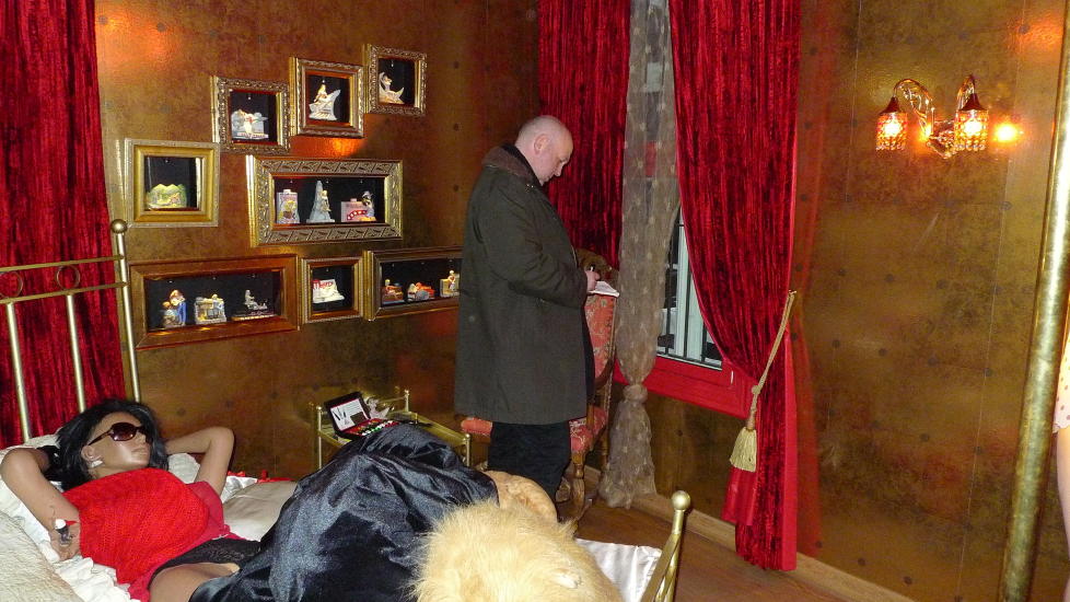 HENGER SAMMEN: �Fra sexslaven i senga med kosel�ven, til dametoalett med 'Our King' og BH-samling, til Fame & Glory-veggen med f�rere og forf�rere, er veien kort til Ekeberg og Kvinneskulpturparken�, skriver Christopher Nielsen. 
Foto: Martin Yttervik