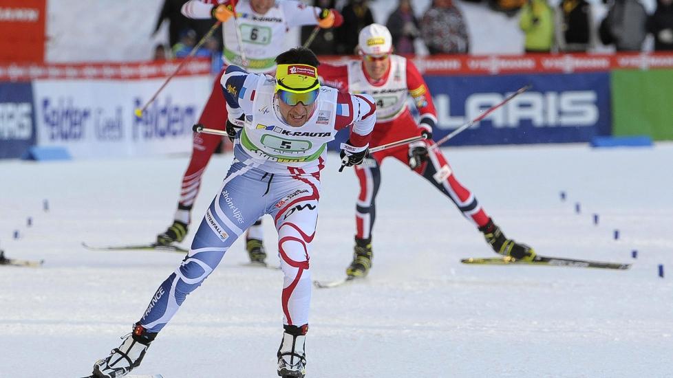 LA INN PROTEST: Jason Lamy Chappuis (n�rmest) ble diskvalifisert for sin man�vrering. Dermed ble Mikko Kokslien (bak t.h.) og Norge nummer tre. - Lenge siden jeg har v�rt s� sint, sa Kokslien. Foto: Markku Ojala / EPA / NTB Scanpix