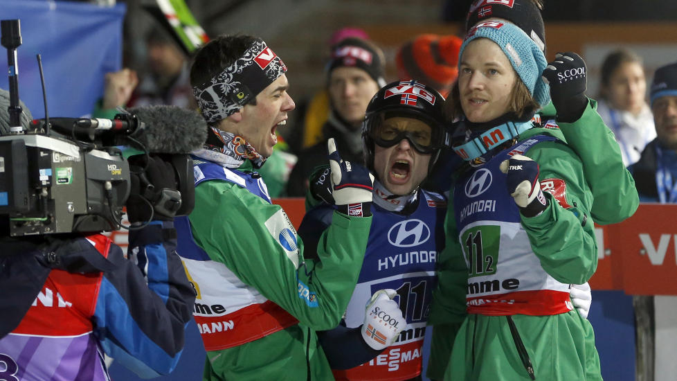 ANDREPLASS: De norske hopperne hoppet seg til en andreplass i dagens lagkonkurranse i Lahti. Tom Hilde (h�yre) var ikke med p� laget i dag. Dette bildet er fra VM i Val di Fiemme. Foto: AP Photo/Matthias Schrader
