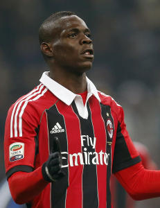 Hvordan distrahere Balotelli? Gi ham en Ipad og Angry Birds