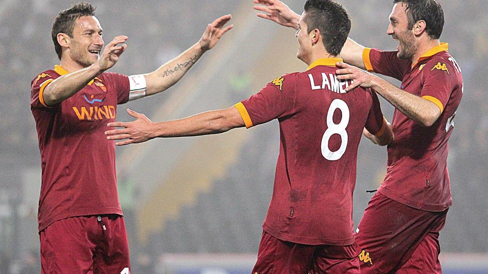 ETT POENG:   Francesco Totti, Erik Lamela og Vasilis Torosidis jubler etter � ha scoret 1-0-m�let i kampen mot Udinese. Kampen endte 1-1. Foto: NTB Scanpix