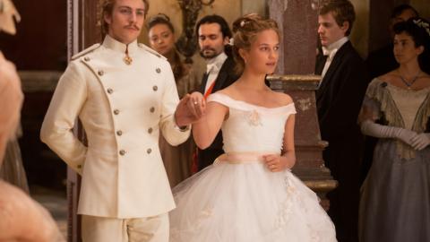 MASURKA FOR DEN UTK�REDE: I filmatiseringen av �Anna Karenina� blir ikke Kitty bydd opp til dans av Vronskij. Han byr opp Anna Karenina. Kitty skammer seg slik over � bli avvist, over at Vronskij vraker henne til fordel for Anna, at hun blir i senga, helt til legen kommer. Hun er syk av avvist kj�rlighet.