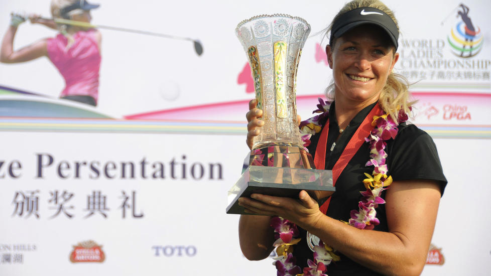 OVERBEVISTE: Suzann Pettersen med beviset p� at hun vant kvinne-VM i golf i Kina i dag. Foto: China Daily / Reuters / NTB Scanpix
