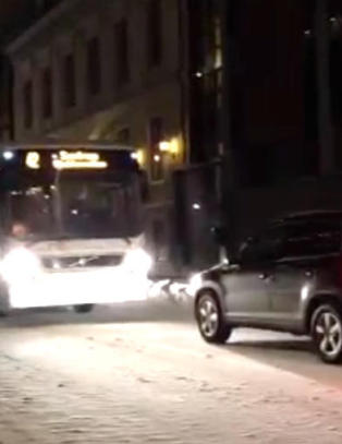 Her tar bussen og bilen �en Fleksnes�