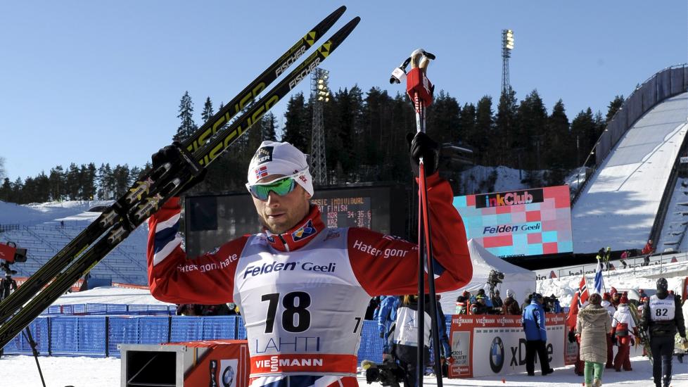 TOK INN 100 POENG: Haters gonna hate, st�r det p� jakka til Petter Northug. N� har han f�tt los p� verdenscuptrofeet. Og elsker det. Foto: Heikki Saukkomaa / NTB Scanpix