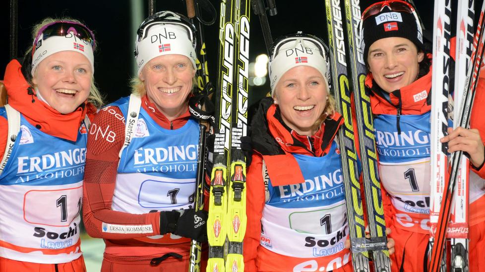 DET NORSKE LAGET: Hilde Fenne, Tora Berger, Tiril Eckhoff og Ann Kristin Aafedt Flatland tok tredjeplassen p� dagens stafett. Det sikret sammenlagtseieren i stafettverdenscupen. Foto; NTB Scanpix