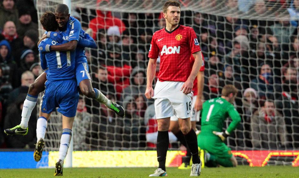 BL� OPPHENTING: Her jubler Oscar og Ramires for 2-2-m�let p� Old Trafford. United �pnet klart best - men Chelseas andreomgang var vel s� imponerende.  Foto: Lindsey Parnaby / EPA / NTB Scanpix