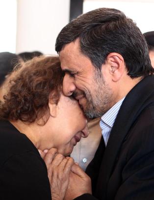 Ahmadinejad f�r kjeft for � ha klemt mamma Chavez