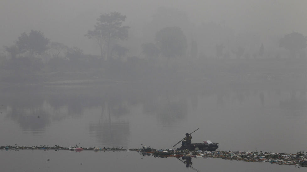 SMOG ON THE WATER: Delhi har et stort smogproblem, her ved elva Yamuna. Foto: REUTERS / Mansi Thapliyal / NTB scanpix