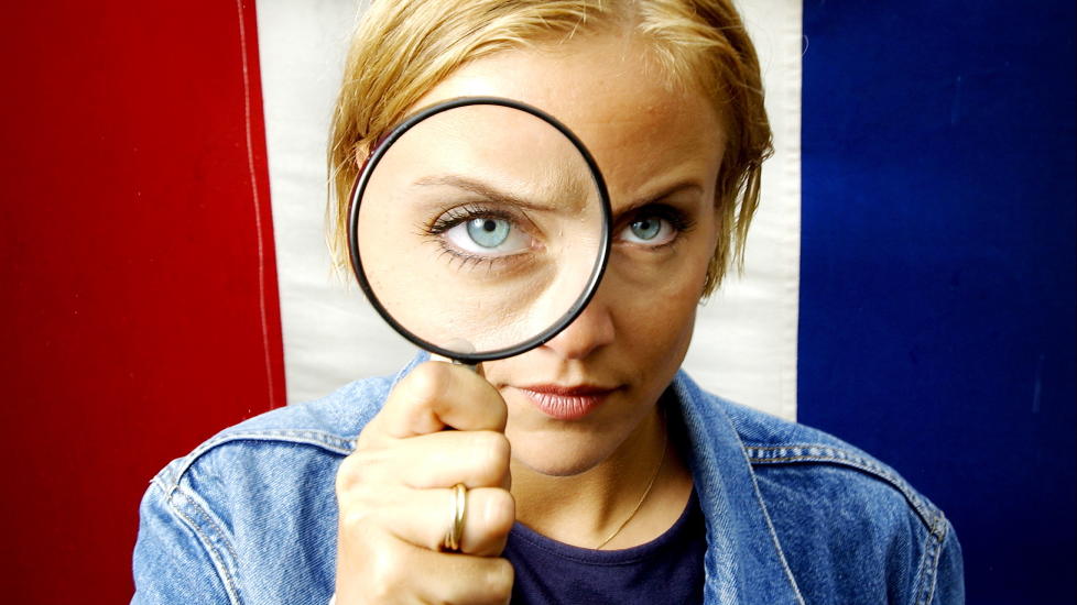 P� SPORET: Nancy Drew begynte som barneserier, men kan ha v�rt startskuddet for hele krimsjangeren. Her fra Jannike Kruse spilte Nancy Drew i Fredrikstad i 2001. Foto: Lars Eivind Bones / Dagbladet. Bildet er behandlet i Photoshop.