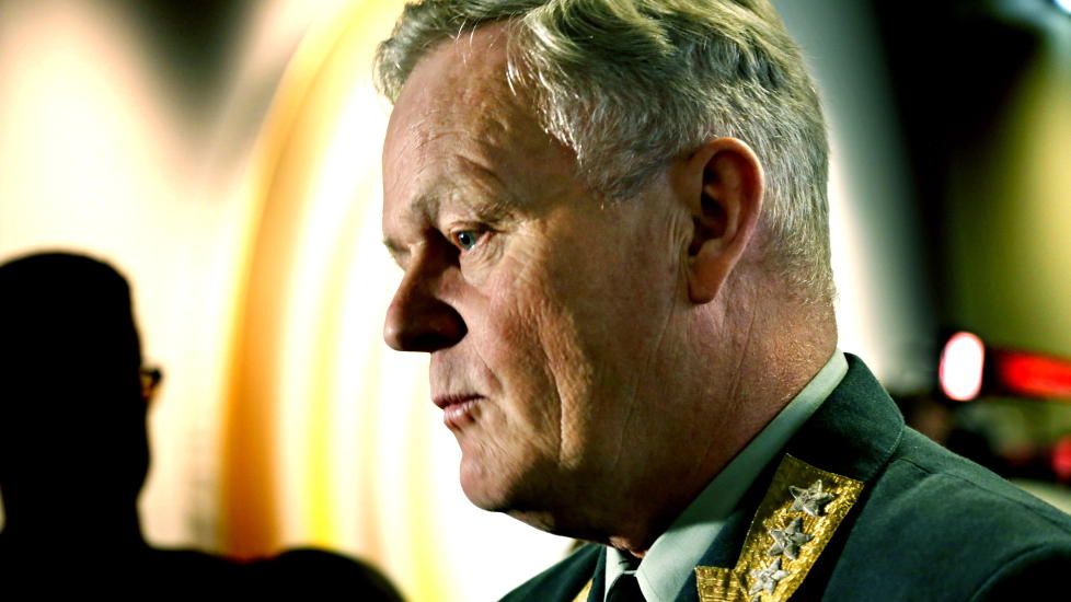 GIR SEG: Forsvarssjef Harald Sunde vil gjerne fratre p� senh�sten. Her under en h�ring i Stortingets kontrollkomite. Foto: Jacques Hvistendahl