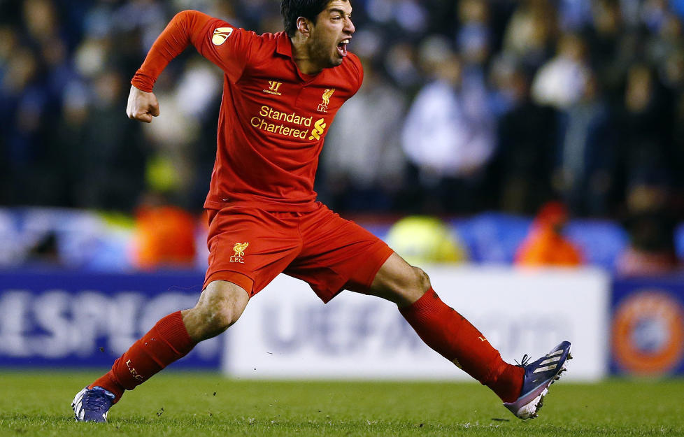  I RAMPELYSET:  Luis Suarez har for vane � dukke opp i begivenhetens sentrum. FOTO: REUTERS/Darren Staples