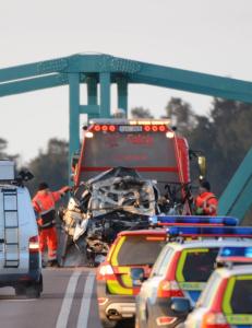 - Fullstendig idiotisk av politiet å åpne svingbrua for å stoppe bensintyvene